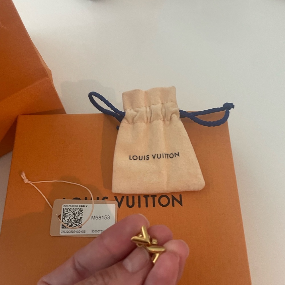 LV studs